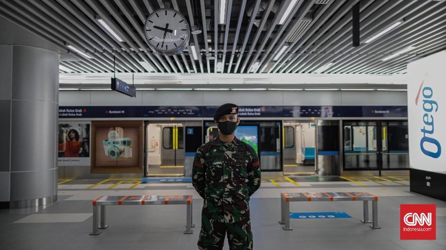 Sejumlah anggota TNI berjaga di Stasiun MRT Bundaran HI, Jakarta, Rabu, 27 Mei 2020. Hal tersebut dilakukan pemerintah sebagai upaya pendisiplinan protokol kesehatan untuk mencegah penularan virus corona (Covid-19). CNN Indonesia/Bisma Septalisma