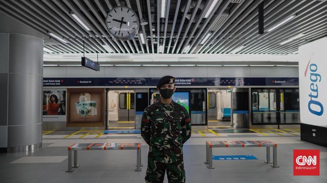Penjagaan TNI di Stasiun MRT Sejumlah anggota TNI berjaga di Stasiun MRT Bundaran HI, Jakarta, Rabu, 27 Mei 2020. Hal tersebut dilakukan pemerintah sebagai upaya pendisiplinan protokol kesehatan untuk mencegah penularan virus corona (Covid-19). CNN Indonesia/Bisma Septalisma