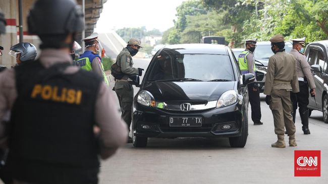 28 Ribu Kendaraan Tanpa SIKM Ditolak Masuk Jakarta Petugas gabungan (TNI, Polisi, Satpol PP) melakukan pengecekan surat izin keluar masuk (SIKM) Jakarta bagi pengendara motor dan mobil di check point Lampiri, Jakarta Timur, Rabu, 27 Mei 2020. Bagi pengendara mobil maupun motor yang ber-plat diluar Jabodetabek dan tak dapat menunjukkan SIKM diwajibkan memutar balik kendaraan. CNNIndonesia/Safir Makki
