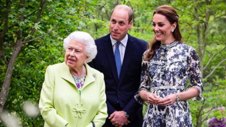 Kate Middleton bersama Pangeran William dan Ratu Elizabeth II