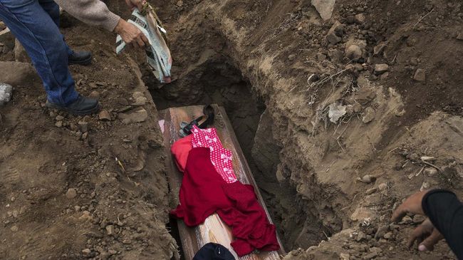 Relawan Vaksin Sinopharm di Peru Kena Komplikasi Covid-19 Seorang sukarelawan uji klinis di Peru meninggal akibat komplikasi pneumonia Covid-19 usai disuntik vaksin corona Sinopharm.
