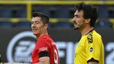 FBL-GER-BUNDESLIGA-DORTMUND-BAYERN MUNICH Bayern Munich's Polish forward Robert Lewandowski (L) and Dortmund's German defender Mats Hummels during the German first division Bundesliga football match BVB Borussia Dortmund v FC Bayern Munich on May 26, 2020 in Dortmund, western Germany. (Photo by Federico GAMBARINI / POOL / AFP) / DFL REGULATIONS PROHIBIT ANY USE OF PHOTOGRAPHS AS IMAGE SEQUENCES AND/OR QUASI-VIDEO