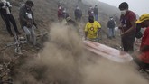 Peru Jadi Hotspot Penyebaran COVID-19 Cemetery workers try bury the coffin with the corpse of Flavio Juarez, 50, who died from COVID-19, at the Nueva Esperanza cemetery on the outskirts of Lima, Peru, Tuesday, May 26, 2020. (AP Photo/Rodrigo Abd)