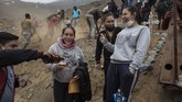 Peru Jadi Hotspot Penyebaran COVID-19 Relatives of brothers Jorge Zumaeta, 50, and Miguel Zumaeta, 54, who died from COVID-19, drink beer and make jokes during their burial at the Nueva Esperanza cemetery on the outskirts of Lima, Peru, Tuesday, May 26, 2020. (AP Photo/Rodrigo Abd)