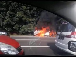 Mobil Hangus Terbakar di Dekat GT Halim, Asap Hitam Membubung!