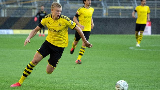 FBL-GER-BUNDESLIGA-DORTMUND-BAYERN MUNICH Dortmund's Norwegian forward Erling Braut Haaland plays the ball during the German first division Bundesliga football match BVB Borussia Dortmund v FC Bayern Munich on May 26, 2020 in Dortmund, western Germany. (Photo by Federico GAMBARINI / POOL / AFP) / DFL REGULATIONS PROHIBIT ANY USE OF PHOTOGRAPHS AS IMAGE SEQUENCES AND/OR QUASI-VIDEO