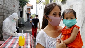 Tips Cegah Masalah Kesehatan Kala Terlalu Lama Memakai Masker