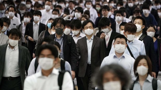 Kini, penggunaan masker di Jepang hanya diwajibkan saat berada di kereta yang penuh sesak dan rumah sakit atau panti jompo.
