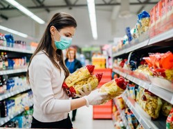 5 Cara Aman Belanja Bahan Makanan, Perlukah Pakai Sarung Tangan?