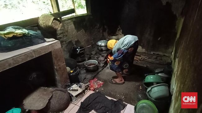 Warga miskin di Serang, Banten Nenek Sumi (83) dan anaknya Darwis (40) tak bisa merayakan lebaran seperti warga lainnya karena belenggu kemiskinan.