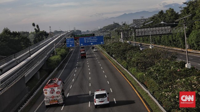 Sejumlah kendaraan melintas di ruas Tol Jagorawi, Kramat Jati, Jakarta Timur, Rabu, 27 Mei 2020. Badan Pengatur Jalan Tol (BPJT) memprediksi adanya penurunan volume kendaraan mencapai 40 persen hingga 50 persen, selain itu aktivitas pengunjung juga menurun di tempat istirahat (rest area) dengan penurunan omzet diperkirakan mencapai 80 persen. CNN Indonesia/Bisma Septalisma