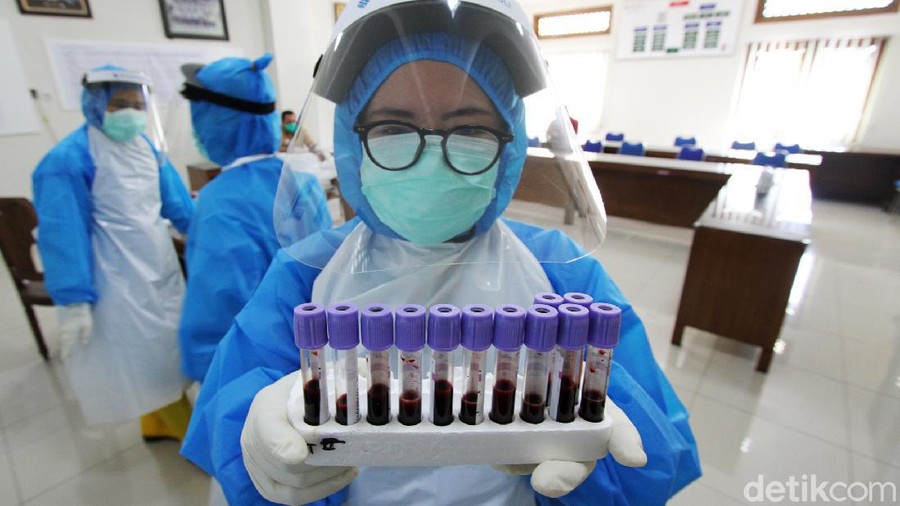 Pemerintah Kota Solo menfasilitasi Rapid Test COVID-19 kepada sejumlah wartawan. Yuk, intip foto-fotonya.