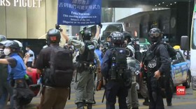 VIDEO: Polisi Tembakkan Gas Air Mata ke Demonstran Hong Kong