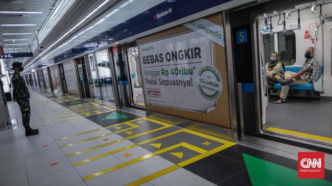 PT MRT Jakarta mengubah pola waktu jarak antar-kereta atau headway menjadi 10 menit pada jam sibuk selama PPKM skala mikro mulai Senin (1/3).