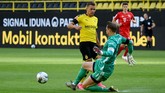 FBL-GER-BUNDESLIGA-DORTMUND-BAYERN MUNICH Bayern Munich's German goalkeeper Manuel Neuer(R) blocks Dortmund's Belgian forward Thorgan Hazard during the German first division Bundesliga football match BVB Borussia Dortmund v FC Bayern Munich on May 26, 2020 in Dortmund, western Germany. (Photo by Federico Gambarini / POOL / AFP) / DFL REGULATIONS PROHIBIT ANY USE OF PHOTOGRAPHS AS IMAGE SEQUENCES AND/OR QUASI-VIDEO