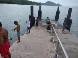 Potret Kebahagiaan Anak-Anak di Pantai Rawai
