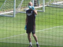 Pakai Masker, Pep Guardiola Pimpin Latihan Skuad The Citizen