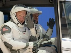 10 Hal Penting Soal Misi Historis SpaceX-NASA yang Tertunda Cuaca Buruk
