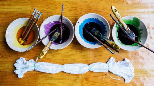 Membuat tie dye menjadi pilihan aktivitas kreatif yang bisa memicu rasa senang di tengah pandemi. Berikut cara dan panduan membuat tie dye.