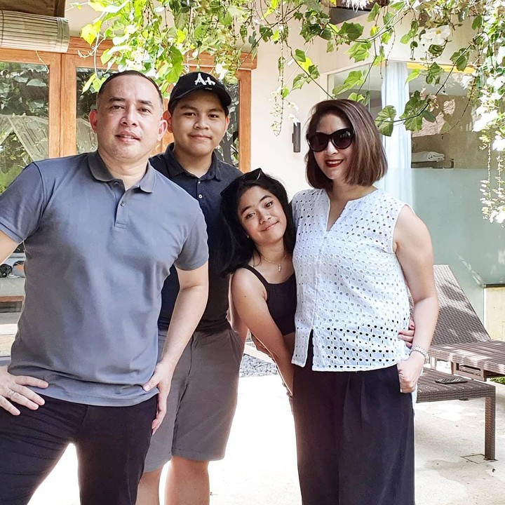 <p>Bali menjadi salah satu tempat favorit keluarga Angie dan Haryo menghabiskan liburan. Semoga langgeng dan sehat semuanya ya. (Foto: Instagram @novitaangie)</p>