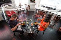 Terapkan 'Social Distancing' Pengunjung di Resto Ini Makan di Bawah Kap Lampu Transparan