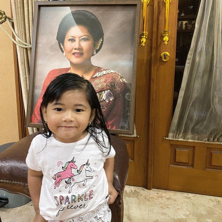 <p>Gaia berpose di depan foto mendiang neneknya, Ani Yudhoyono. Gaia terlihat mirip ya dengan neneknya. (Foto: Instagram @ruby_26)</p>
