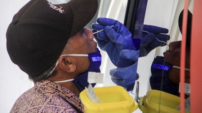 Warga mengikuti test swab COVID-19 menggunakan mobil tes polymerase chain reaction (PCR) atau Mobile Combat COVID-19 di RSUD Sidoarjo, Jawa Timur, Kamis (28/5/2020). Swab test dengan Mobil tes polymerase chain reaction (PCR) atau Mobile Combat COVID-19 dari Gugus Tugas Percepatan Penanganan COVID-19 tersebut bertujuan untuk mempercepat pengujian secara lebih masif dan spesimen swab di lapangan. ANTARA FOTO/Umarul Faruq/nz