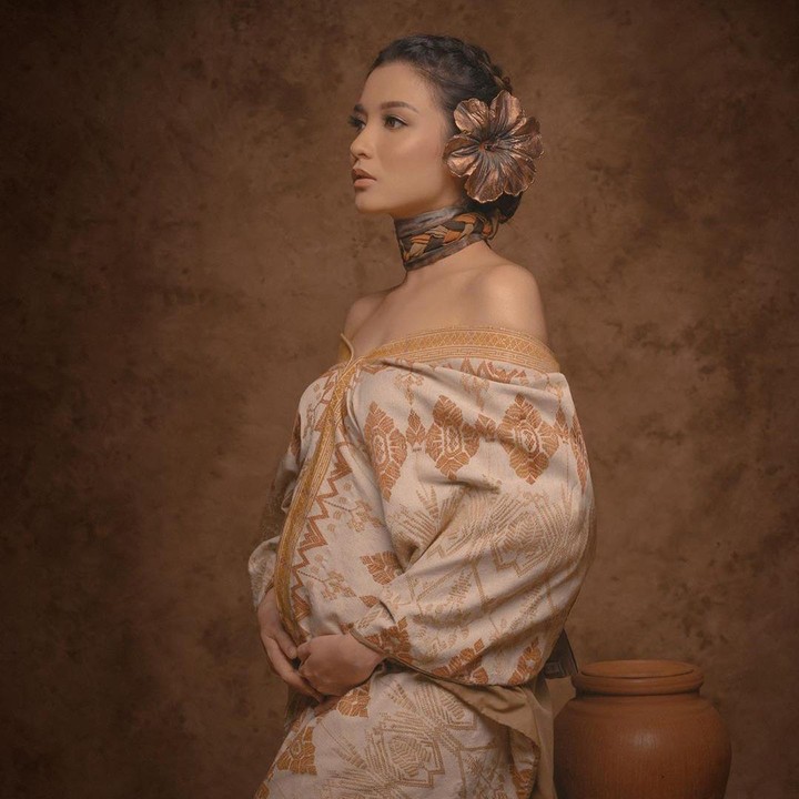 <p>Chelsea terlihat cantik berbalut kain bercorak. Bunga yang dipasang di rambutnya pun membuat penampilan Chelsea lebih anggun. (Foto: Instagram @chelseaoliviaa)</p>