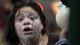 Kerusuhan di Minneapolis Milk drains from the face of a protester who had been exposed to percussion grenades and tear gas outside the Minneapolis Police 3rd Precinct on Tuesday, May 26, 2020, in Minneapolis. Four Minneapolis officers involved in the arrest of George Floyd, a black man who died in police custody, were fired Tuesday, hours after a bystander’s video showed an officer kneeling on the handcuffed man’s neck, even after he pleaded that he could not breathe and stopped moving. (Carlos Gonzalez/Star Tribune via AP)