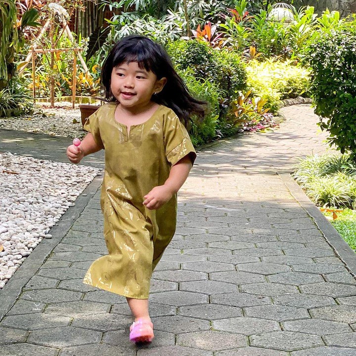 <p>Bentuk wajah gaia yang bulat dan rambut panjang membuat tampilan anak bungsu Aliya Rajasa ini semakin imut. (Foto: Instagram @ruby_26)</p>