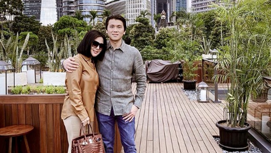 Syahrini dan Reino Barack.
