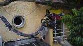 Impian Berlaga di Olimpiade Bagi Atlet BMX Venezuela yang Terkurung Venezuelan Olympic medalist Stefany Hernandez, a BMX racing cyclist, returns her bike to her home after training on her roof, where she enjoys the view and perform certain moves that she cannot do on the uneven pavement, in Caracas, Venezuela, Saturday, April 25, 2020. Despite a quarantine to curb the spread of COVID-19, Hernandez trains three times a week in hopes of qualifying for the 2021 Tokyo Summer Olympics. (AP Photo/Matias Delacroix)