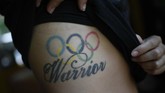 Impian Berlaga di Olimpiade Bagi Atlet BMX Venezuela yang Terkurung Venezuelan Olympic medalist Stefany Hernandez, a BMX racing cyclist, shows her Olympic rings tattoo, a reference to her competing at the 2016 Rio Summer Olympics, in Caracas, Venezuela, Monday, May 25, 2020. Despite a quarantine to curb the spread of COVID-19, Hernandez trains three times a week in hopes of qualifying for the 2021 Tokyo Summer Olympics. (AP Photo/Matias Delacroix)