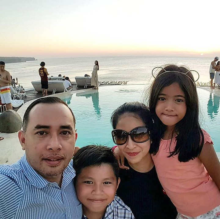 <p>Foto kenangan keluarga Angie dan Haryo beberapa tahun silam. Foto ini diambil saat keluarga mereka liburan ke Bali. (Foto: Instagram @novitaangie)</p>