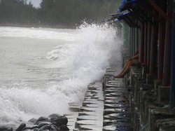 Peringatan Dini Cuaca Ekstrem BMKG Makassar Besok: Gelombang Tinggi di Perairan Selayar-Laut Flores