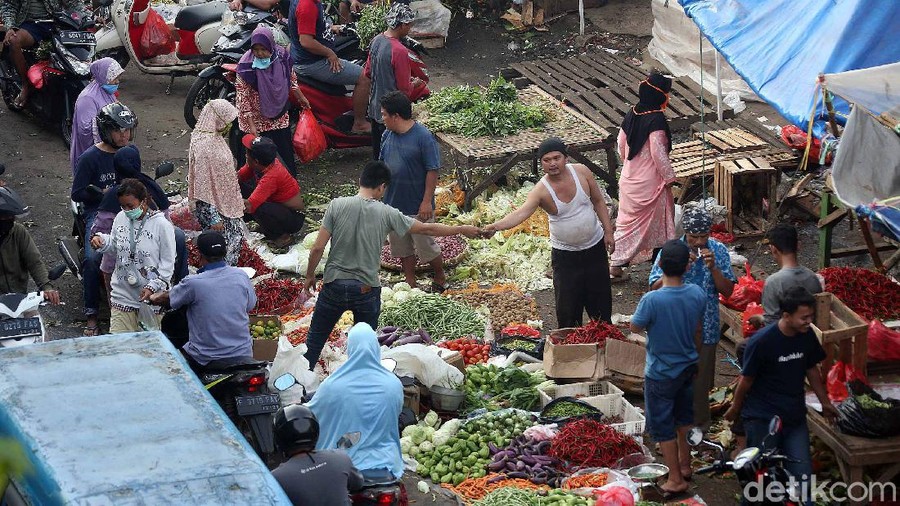 Pemkab Bogor memperketat penerapan PSBB jelang penerapan new normal. Namun pasar tradisional Cileungsi masih dipenuhi warga yang berbelanja.