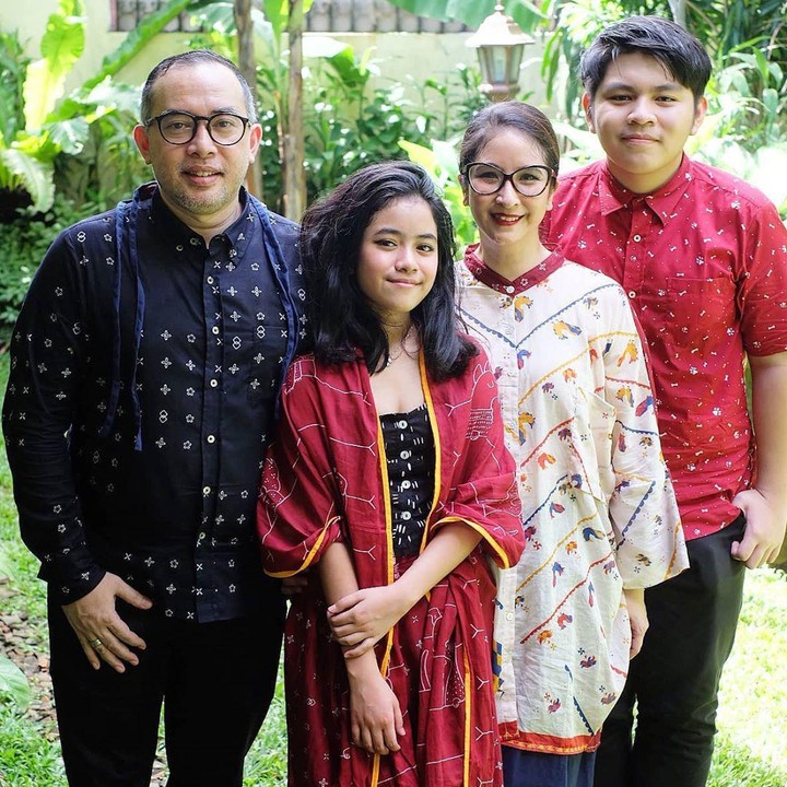 <p>Angie terlihat merayakan Lebaran bersama anak-anak dan suaminya nih, Bunda. (Foto: Instagram  @novitaangie)</p>