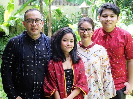 Lama Tak Terihat, Intip 7 Potret Bahagia Keluarga Novita Angie