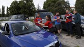 The New Normal Suporter Liga Republik Ceko A girl washes a car windshield before the Czech first division soccer match between Viktoria Plzen and Sparta Praha at a drive-in movie theater in Pilsen, Czech Republic, Wednesday, May 27, 2020. The match is being played live where fans can watch it on the screen at the drive in theater due to the highly contagious coronavirus. (AP Photo/Petr David Josek)