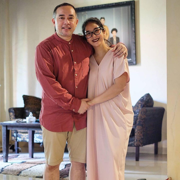 <p>Dalam Instagram miliknya, Angie menulis keterangan merayakan Lebaran hari kedua. Melakukan sungkeman dan dilanjut dengan makan bakmi. (Foto: Instagram @novitaangie)</p>