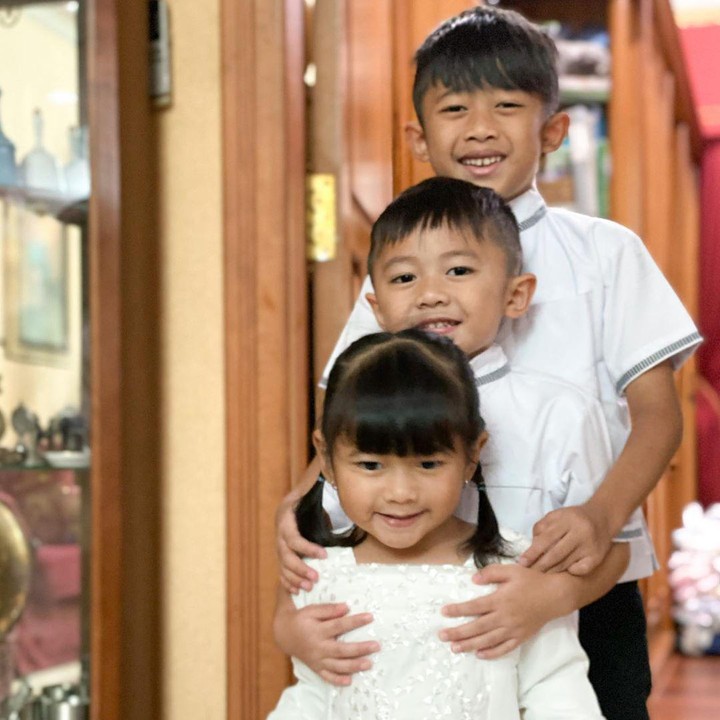 <p>Edhie Baskoro Yudhoyono atau yang akrab disapa Ibas dan Aliya Rajasa memiliki dua anak laki-laki dan satu anak perempuan. (Foto: Instagram @ruby_26)</p>