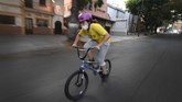 Impian Berlaga di Olimpiade Bagi Atlet BMX Venezuela yang Terkurung Venezuelan Olympic medalist Stefany Hernandez, a BMX racing cyclist, wears a face mask while training in Caracas, Venezuela, Saturday, April 25, 2020. Despite a quarantine to curb the spread of COVID-19, Hernandez trains three times a week in hopes of qualifying for the 2021 Tokyo Summer Olympics. (AP Photo/Matias Delacroix)