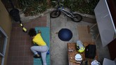 Impian Berlaga di Olimpiade Bagi Atlet BMX Venezuela yang Terkurung Venezuelan Olympic medalist Stefany Hernandez, a BMX racing cyclist, stretches at home in Caracas, Venezuela, Saturday, April 25, 2020. Despite a quarantine to curb the spread of COVID-19, Hernandez trains three times a week in hopes of qualifying for the 2021 Tokyo Summer Olympics. (AP Photo/Matias Delacroix)