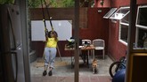 Impian Berlaga di Olimpiade Bagi Atlet BMX Venezuela yang Terkurung Venezuelan Olympic medalist Stefany Hernandez, a BMX racing cyclist, stretches at her home in Caracas, Venezuela, Saturday, April 25, 2020. Despite a quarantine to curb the spread of COVID-19, Hernandez trains three times a week in hopes of qualifying for the 2021 Tokyo Summer Olympics. (AP Photo/Matias Delacroix)