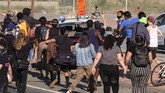 Kerusuhan di Minneapolis Demonstrators attack a highway parol car while its windows were being shattered during a protest for George Floyd in downtown Los Angeles Wednesday, May 27, 2020. Hundreds of people protesting the death of the black man in Minneapolis police custody blocked the Los Angeles freeway and shattered windows of California Highway Patrol cruisers on Wednesday. (AP Photo/Ringo H.W. Chiu)