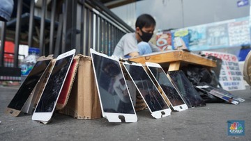 Suasana pekerja jasa servis telepon seluler di Pusat Grosir Cililitan (PGC), Jakarta Tmur, Kamis (28/5/2020). CNBC Indonesia/Tri Susilo
Wabah virus korona membuat masyarakat beraktivitas tidak seperti biasanya, seperti para penjual jasa servis telepon Pusat Grosir Cililitan (PGC) yang sampai turun ke jalan.

Pembatasan Sosial Berskala Besar (PSBB) menyebabkan para penjual jasa servis telepon genggam di PGC menawarkan jasanya sampai ke tepi jalan karena larangan membuka gerai di mal tersebut.

Para penjual jasa layanan yang dapat ditunggu, tidak hanya itu, mereka juga menyediakan jaminan untuk semua merek telepon keamanan.   

Para pemilik kios servis telepon genggam di Mall Pusat Grosir Cililitan (PGC) terpaksa menawarkan jasanya di pinggir jalan. Mereka harus tetap bayar biaya sewa kios 50 persen. Sementara pamasukan tidak ada.  

Indra memiliki 3 kios tempat servis HP di Mall PGC, dan telah bertahun-tahun menjalankan aktifitas menawarkan jasa tersebut. Dengan kondisi Pandemik Covid-19, selain berdiam diri dipinggir jalan menunggu pelanggan, ia juga menggunakan cara promosi dan pemberitahuan lewat media sosial dan aplikasi percakapan WA. 

