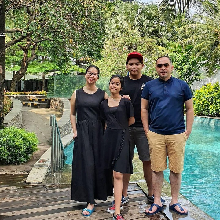 <p>Dapi pernikahan tersebut mereka dikarunia dua anak yang sudah besar nih, Bunda. Bahkan anak pertama mereka tingginya sudah melampau Angie dan Haryo. (Foto: Instagram @novitaangie)</p>
