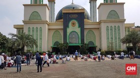 Jumatan Masjid Al Barkah Bekasi, Barisan Salat Hingga di Luar