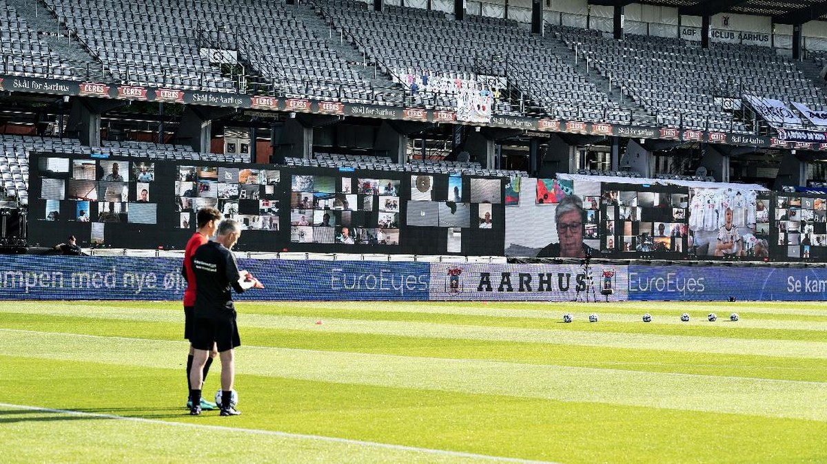 FOTO : Via Zoom, Cara Baru Suporter Denmark Menonton Laga