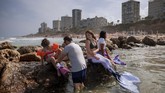 Komunitas Putri Duyung Israel Members of the Israeli Mermaids Community wear mermaid tails at the beachfront in Bat Yam, near Tel Aviv, Israel, Saturday, May 23, 2020. Members of the Israeli mermaid community gathered at the beachfront to mark the beginning of the bathing season. (AP Photo/Oded Balilty)